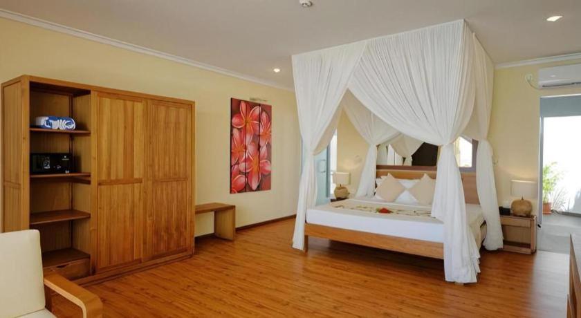 Angaga Island Resort & Spa, photograph 2.