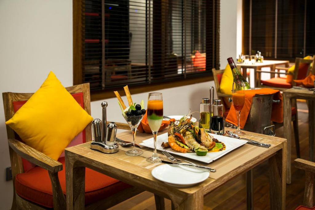 Dhigufaru Island Resort, photograph 4.