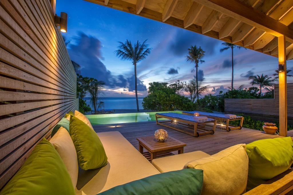 Hurawalhi Island Resort, photograph 1.