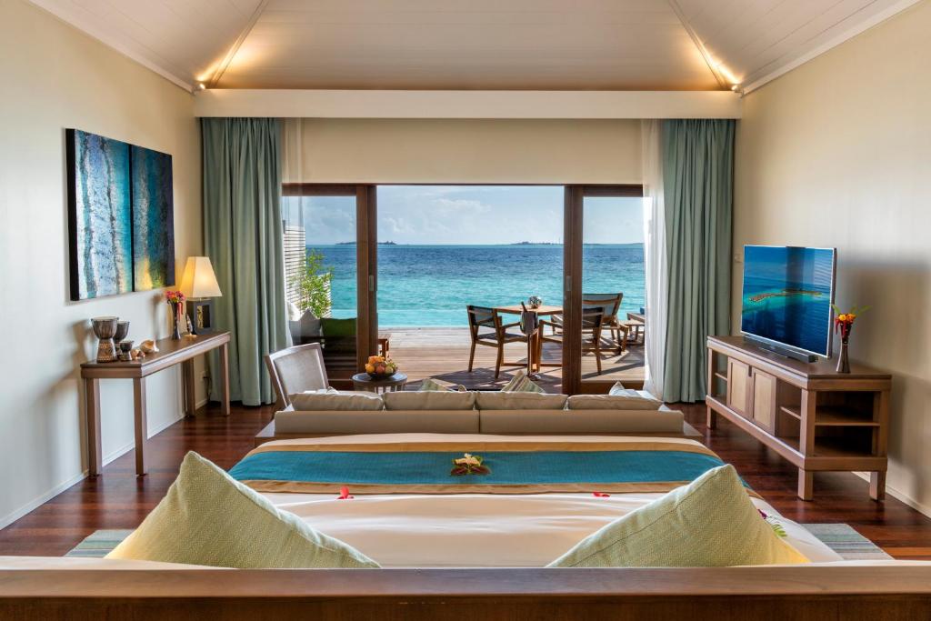 Hurawalhi Island Resort, photograph 3.