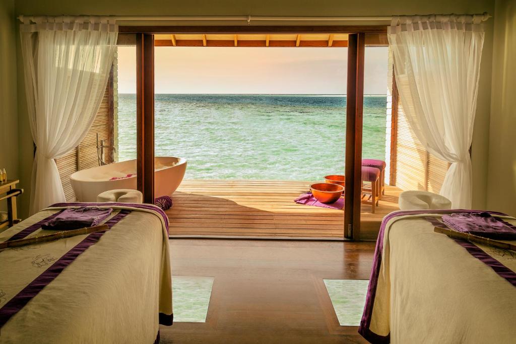 Hurawalhi Island Resort, photograph 8.