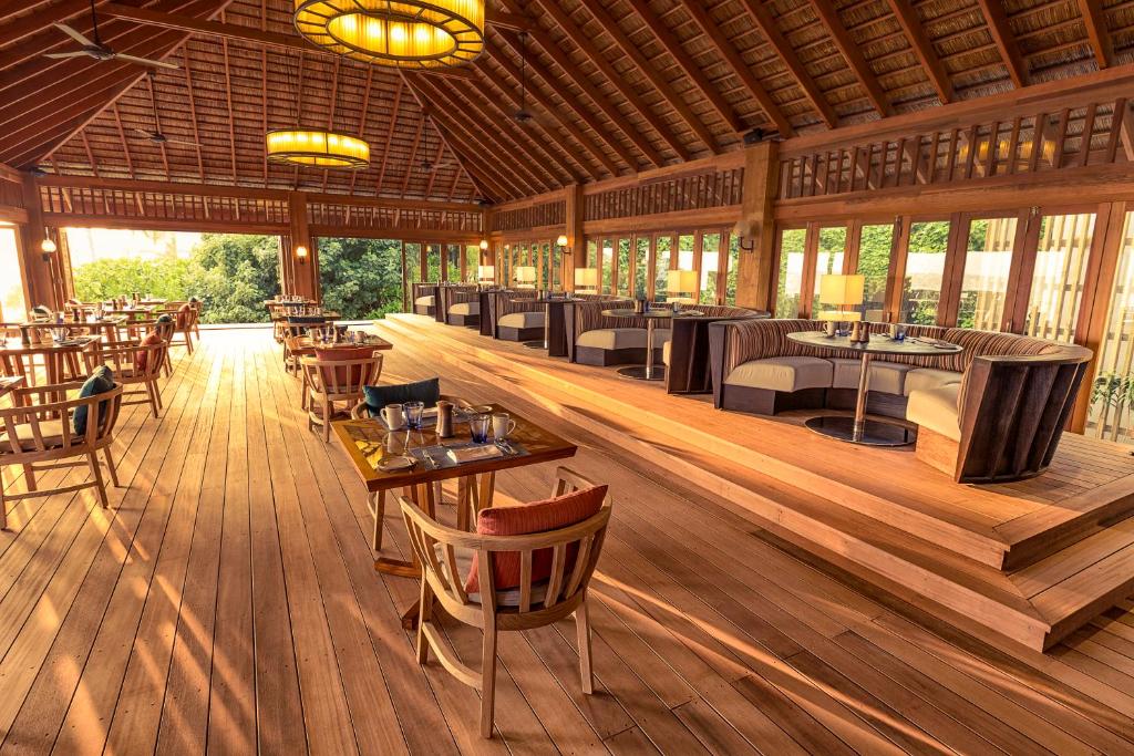 Hurawalhi Island Resort, photograph 9.