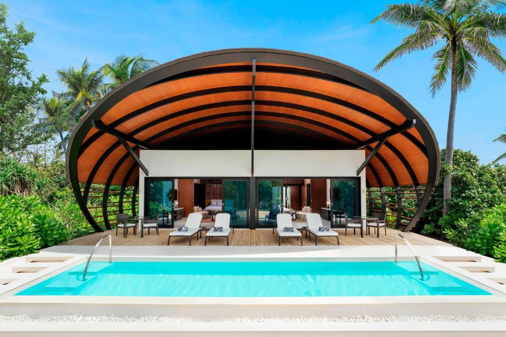 The Westin Maldives Miriandhoo Resort, photograph 4.