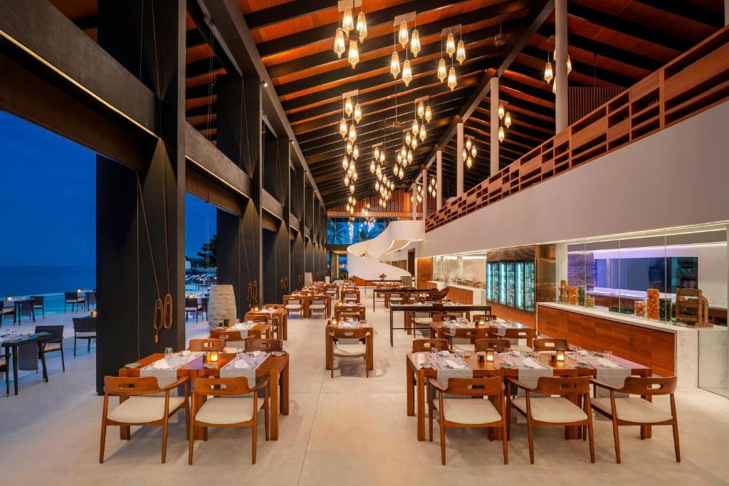 The Westin Maldives Miriandhoo Resort, photograph 7.